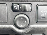 【電動格納ミラー】サイドミラーは電動格納式となっており、狭い駐車場でもキズがつくリスクを抑えられます。