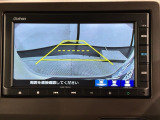 リバースギアに入れるだけで後方の表示へ切り替わります。夜間や雨の日の駐車も楽になりますよ。