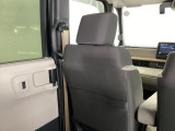 助手席背面には便利な収納ポケットが付いています。