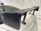 【カーボンリヤスポイラー】スポーツカーらしさがグッと引き立つ大型リヤスポイラーを装着♪高速走行時のスタビリティ(走行安定性)向上に役立ちます。