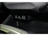 小物の収納に便利なセンタートレイには携帯等のデバイスの充電可能なUSB出力電源付です。