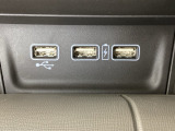 エアコン操作パネルの下に、スマートフォンなどの充電可能なUSB端子が2個、音源などの外部入力の可能なUSB端子が1個ついています。移動中に充電もできるので便利です。