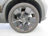 タイヤサイズ フロント:235/45R20 リア:255/40R20