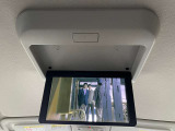 後席モニターがついています。走行中でもTVができますので後席の方は退屈しませんね