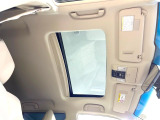 【サンルーフ】開放感たっぷりの希少装備、サンルーフが装着されています!車内に明かりを取り入れたり景色を楽しむ以外にも、車内の空気も簡単に換気できて快適です!