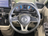 インテリアに合わせたデザインのステアリングは、運転される方のことも考え、運転しやすい形状、大きさです。是非一度、実際に触ってお確かめください。