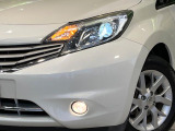 【LEDヘッドライト】悪天候や夜間走行時も良好な視界を確保し安心して運転できる高輝度LEDヘッドライトを装備!点灯速度が早く、消費電力も抑えられています。