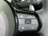 ステアリングスイッチ付き。前方から目を離すことなく操作することが可能です。