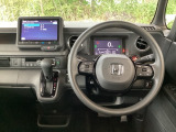 運転席周辺のスマートなレイアウトが、操作のしやすさを実現。快適なドライブをサポートします。手元で操作ができる、電子制御パーキングブレーキ。