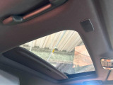 【サンルーフ】開放感たっぷりの希少装備、サンルーフが装着されています!車内に明かりを取り入れたり景色を楽しむ以外にも、車内の空気も簡単に換気できて快適です!