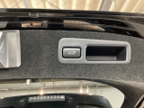 スマートキーや運転席のボタンを押すだけでリアゲートが自動で開閉します!荷物を持っている時や、高い位置にあるバックドアを閉める際に便利な機能です♪