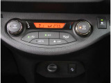 【オートエアコン】1年中快適な室内を提供!車内温度を設定すると、風量を自動で調整してくれます。