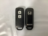スマートキーを装備しています。鍵を差し込むことなくドアロックの開け閉めと、スタートボタン操作でのエンジンスタートができます。スペアキーも同じものを用意しております。