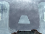 【三菱e-Assist】走行中に前方の車両等を認識し、衝突しそうな時は警報とブレーキで衝突回避と被害軽減をアシスト。より安全にドライブをお楽しみいただけます。