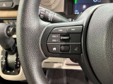 ステアリングにオーディオ操作スイッチが付いています。オーディオ画面に直接タッチしなくても操作が出来ますので、運転に集中できます。