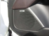 BOSEサウンドシステムを搭載。「良い音を出す」ではなく、その車種のごとに特徴を計算(車種専用設計)し、「反響音」を作り出すことによってどの座席でも自分中心で音が聴こえ、「心地よい空間」を作り出します。