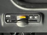 有料道路をキャッシュレスで通行できるETC車載器付きです。運転席足元に設置されています。ETCセットアップ費用は含まれておりません。別途必要となります。