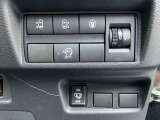 ハンドル右奥には各種設定スイッチがあります。運転者がスッと手を伸ばせば操作できので便利です。