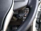 メインスイッチでONにし、希望の速度(約40km/h以上)まで加速してレバーを「SET」側に下げると、定速走行を開始します。ブレーキペダルを踏むと解除されます。