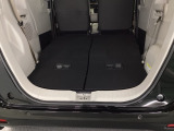 リアシートを倒すとフラットな空間が広がります。