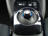 「未来」の運転感覚。手のひらで包むようにしてシフトする電制シフト。お問い合わせは03-5672-1023へ
