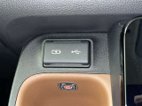 充電用USB端子付き。スマートフォンなどの充電に便利です。