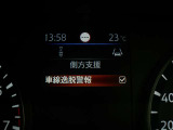車線逸脱警報は、走行車線から逸脱しそうな場合にメーター内の警告灯とブザーで危険回避を知らせてくれる安全機能です♪