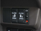 ◆両側電動スライドドア◆狭い駐車場でも乗り降りが楽々♪お子様が隣の車にドアを当ててしまう心配もございません!小さなお子様連れの方もこれで安心。