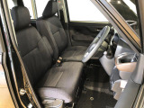 運転席の座面高さを調整できるシートリフターが付いています。フロントシートはベンチシートを採用で、座面も広く使い勝手もいいですよ♪