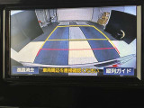 こちらのバックカメラは画面にラインが表示されておりますので、バック時のクルマの進行方向の目安になります。より高いレベルで車庫入れをサポートする、便利な機能ですね。