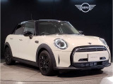 MINIのフロントグリルのデザインはイギリスで生まれた当初から、シルバーのサイドバーが折り重なった伝統的なデザインで御座います。その伝統はBMWのお車になってからでも少しずつ形を変えて守られております