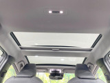 【ガラスルーフ】ガラスルーフ搭載で車内の解放感が一気にアップ!開放的なドライブをお楽しみいただけます。