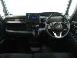 ◆視界広々で非常に運転しやすくロングドライブでも疲れを感じさせないすっきりとまとまったインパネ周りです。