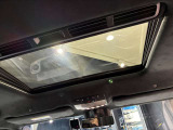車両は屋内展示しておりますので天候に関係なくごゆっくりコンディションご確認頂けます。車両を倉庫へ保管している場合が御座いますのでご来店前に在庫確認頂けると幸いです。TEL072-784-8800