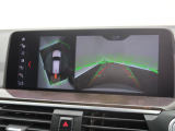 【アラウンドビューモニター】バックカメラに加え、360度のカメラで駐車も楽々。駐車が苦手な方でも安心してお乗りいただけます。