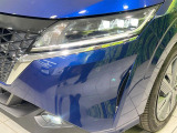 【LEDヘッドライト】悪天候や夜間走行時も良好な視界を確保し安心して運転できる高輝度LEDヘッドライトを装備!点灯速度が早く、消費電力も抑えられています。