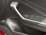 リヤゲートは運転席ドアのスイッチで開閉可能。利便性の高い装備です。