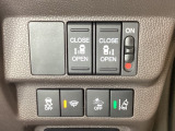 両側電動スライドドアは運転席から操作ができるよう、操作スイッチが付いています。Hondaセンシング用のVSA(ABS+TCS+横滑り抑制)解除と路外逸脱抑制機能などのスイッチがあります。