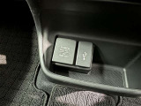 充電用USB端子付き。スマートフォンなどの充電に便利です。