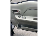 前席パワーウィンドウとなっています。運転席はオートになっているのでワンタッチ開閉することが出来ます。