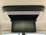 天井にリア席モニターが付いています。ナビゲーションで再生しているDVD等の映像を、後部座席の方にご覧いただくことができます。お子様にも大人気です。
