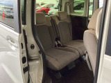 ホンダ車の低床ボディは、チャイルドシートへのお子さまの乗降や荷物の積載もスムーズ。後席にも左右分離式のアームレストがついております。ゆっくりおくつろぎいただけます。