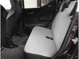 リアシートは可倒式になっていますので、長いお荷物も収納できます!!