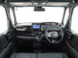 N-BOXの開放的な前方視界。フロントガラスが大きいので運転がしやすく疲れにくいです。また、全ての装備が適正配置されていて操作性に優れています。