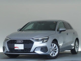 Audiデザインの特徴であるシングルフレームグリルが存在感を主張します。