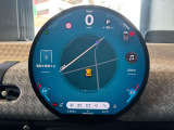 自動車業界初の円形有機ELディスプレイは、スマートフォンのように簡単に操作できます。