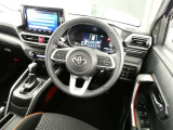 【運転席まわり】・・・ハンドルやシートなども隅々までクリーニング済み。キレイな車内でドライブがより一層快適にお楽しみいただけると思います。