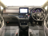 車内は光触媒抗菌消臭施工済です。インパネ周りはスタイリッシュなデザインです。グローブボックスやカップホルダーのほかにトレーなどたくさんの収納スペースが付いています。