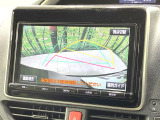 【バックカメラ】駐車時に後方がリアルタイム映像で確認できます。大型商業施設や立体駐車場での駐車時や、夜間のバック時に大活躍!運転スキルに関わらず、今や必須となった装備のひとつです!
