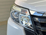 【LEDヘッドライト】悪天候や夜間走行時も良好な視界を確保し安心して運転できる高輝度LEDヘッドライトを装備!点灯速度が早く、消費電力も抑えられています。